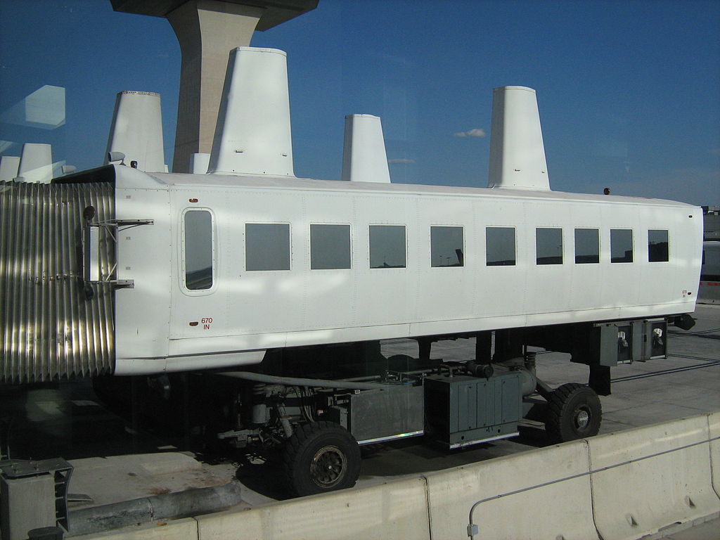1024px-Mobile_lounge_Washington_Dulles_Airport_2010.jpg