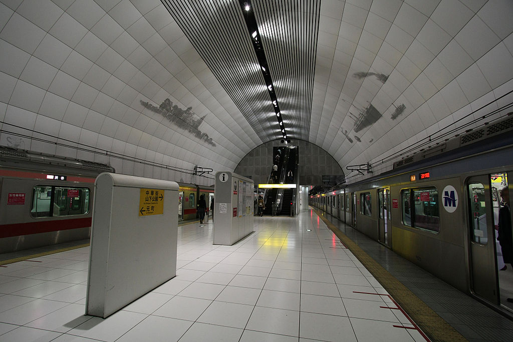 1024px-Motomachi-Chukagai_Station_Platform.jpg
