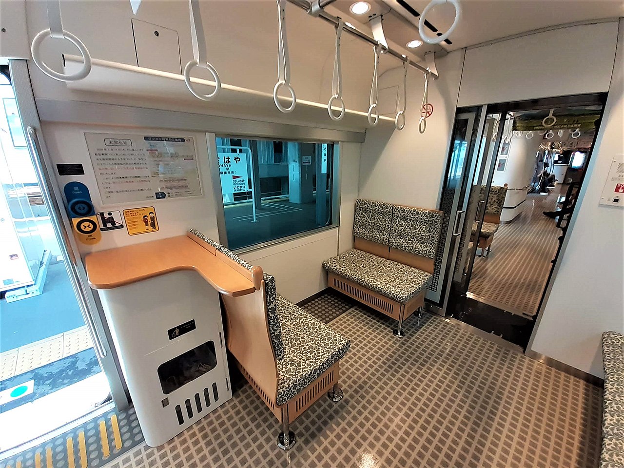 1280px-JR_Kyushu_Yc1-202_inside_cross_seat_20200719.jpg