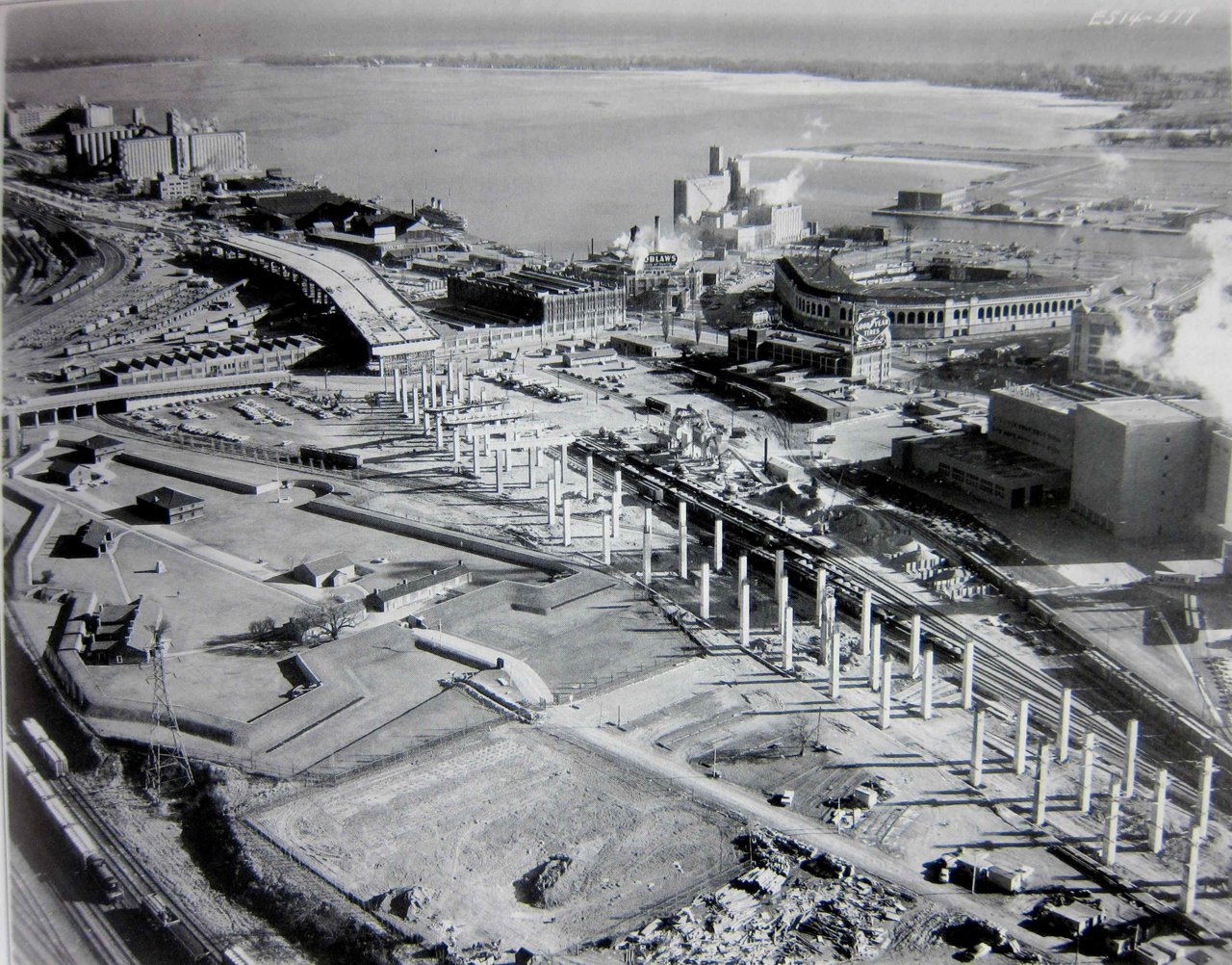 1961GardinerExpresswayConstructionAerialFortYork.S3f189fo2xf.jpg