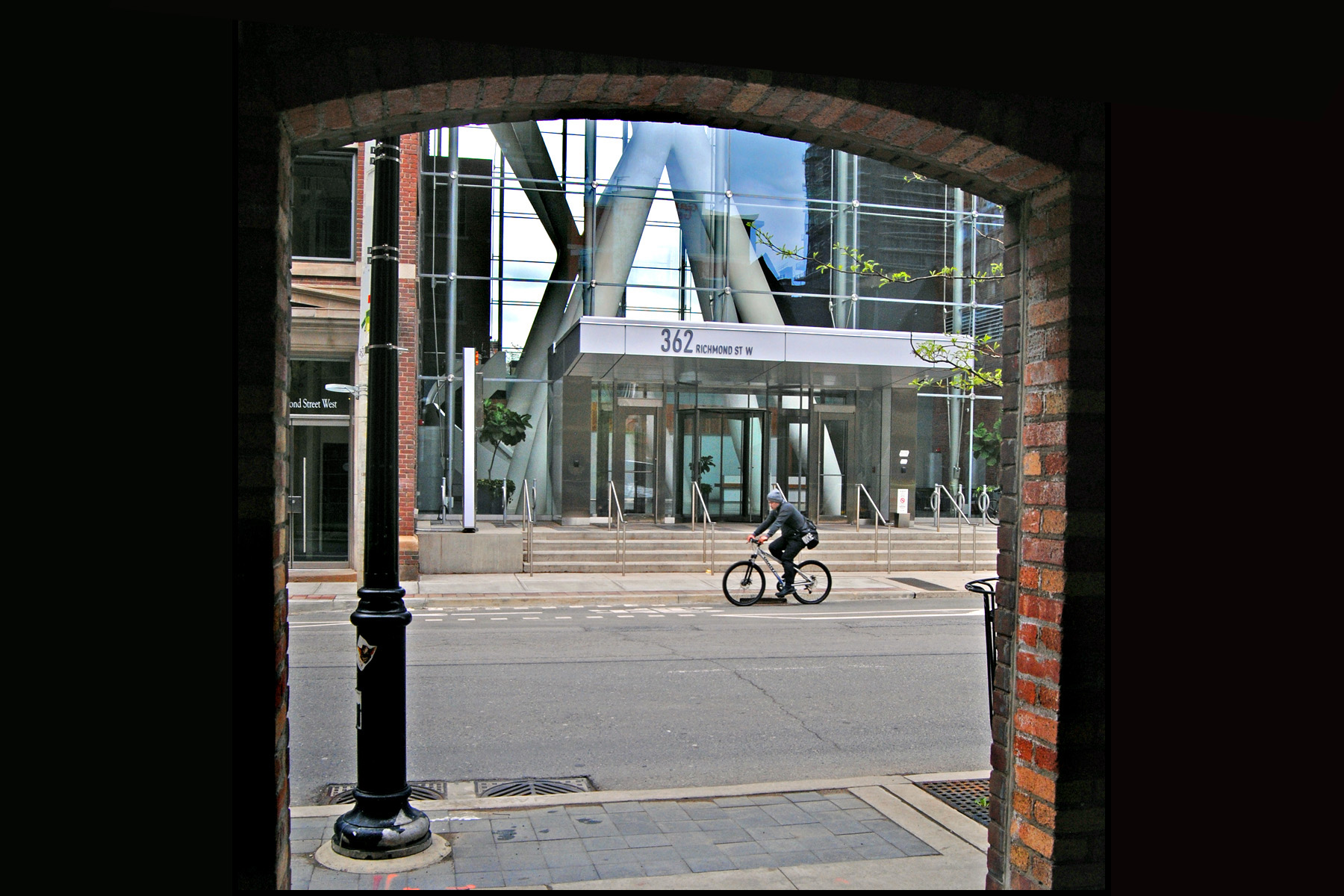 362 Richmond thru archway.jpg