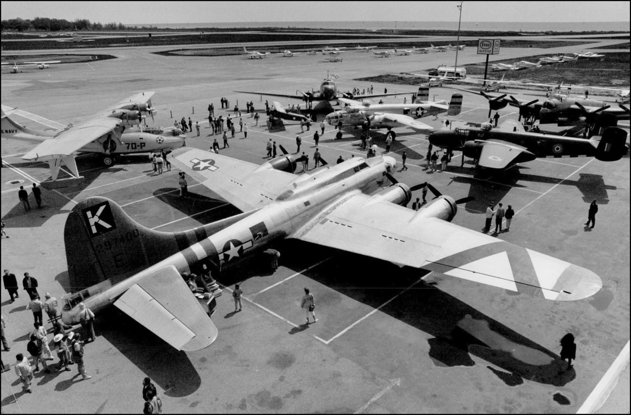 A Boeing B-17G Flying Fortress bomber at Island Airport 1991 TPL.jpg