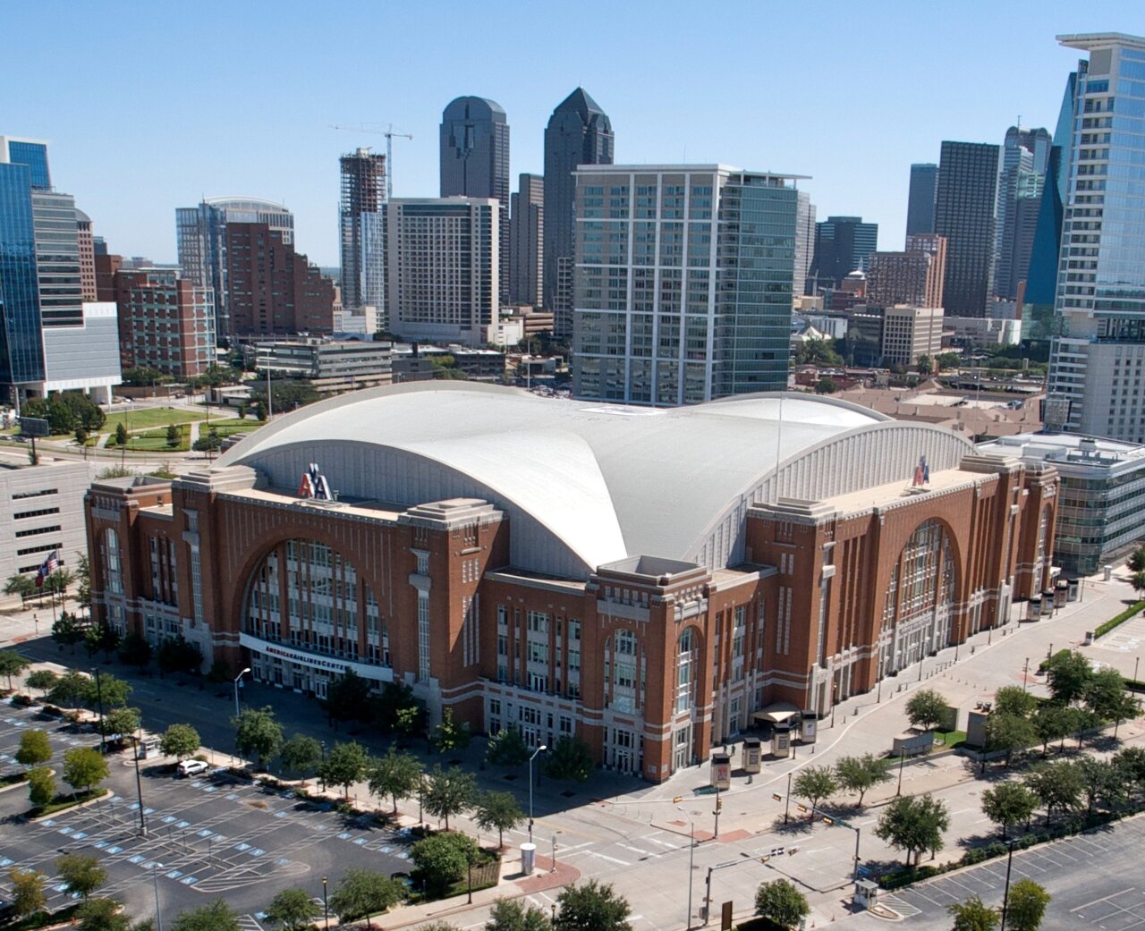 American_Airlines_Center_(6246886325)_cropped.jpg