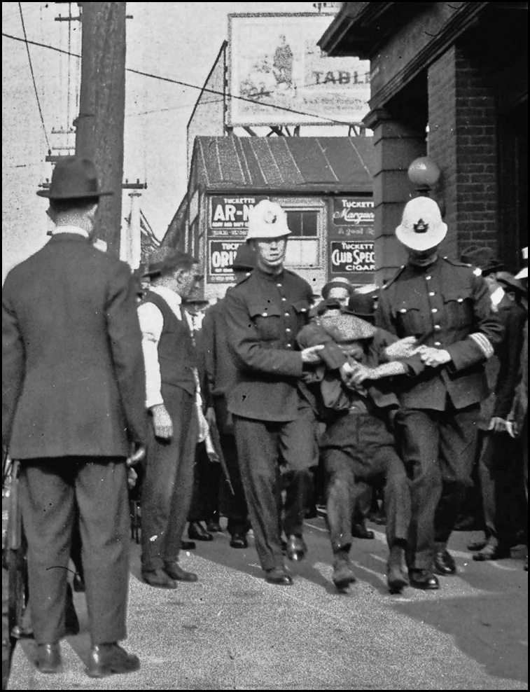 Arrest in Toronto for a violation of prohibition 1916.jpg