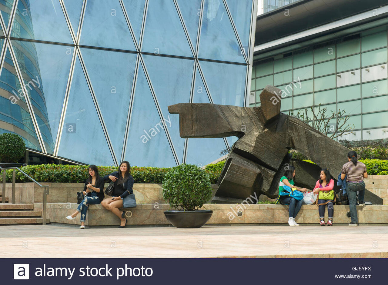 artist-ju-mings-tai-chi-series-bronze-sculpture-holding-a-whip-crouching-GJ5YFX.jpg