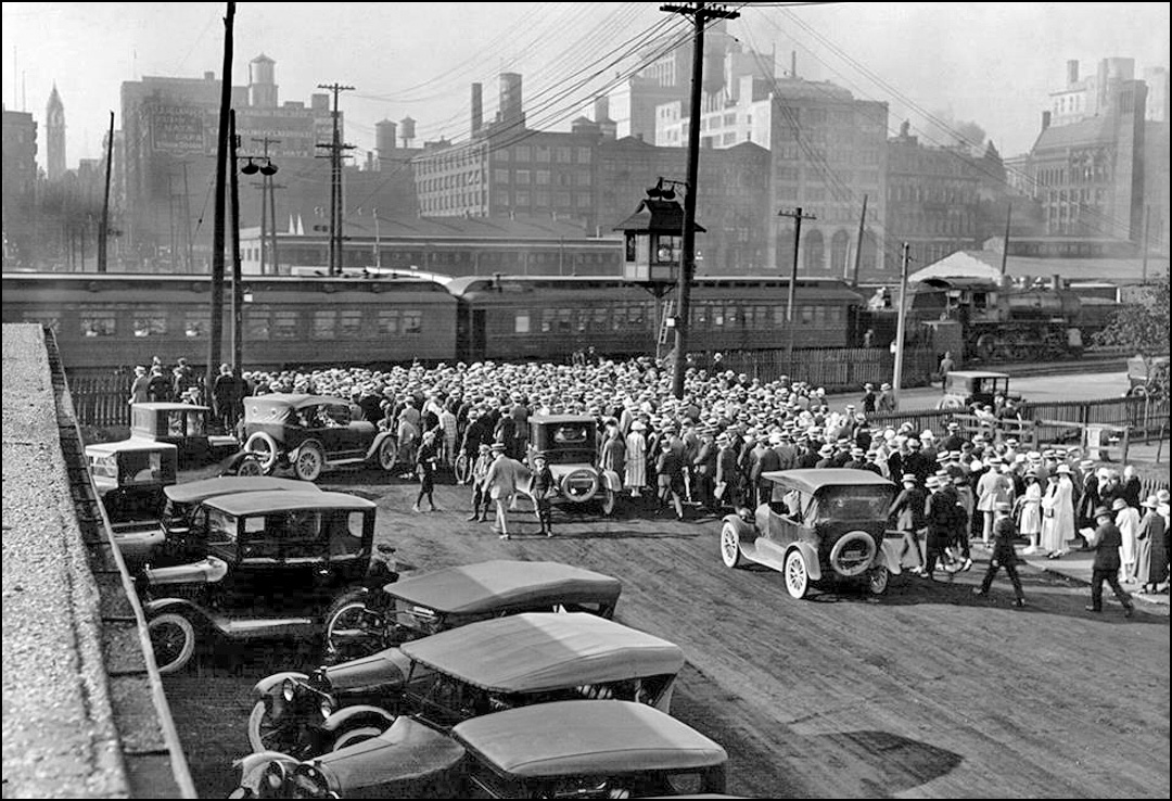 Bay St. RR crossing 1924-Island Ferry crowds.jpg