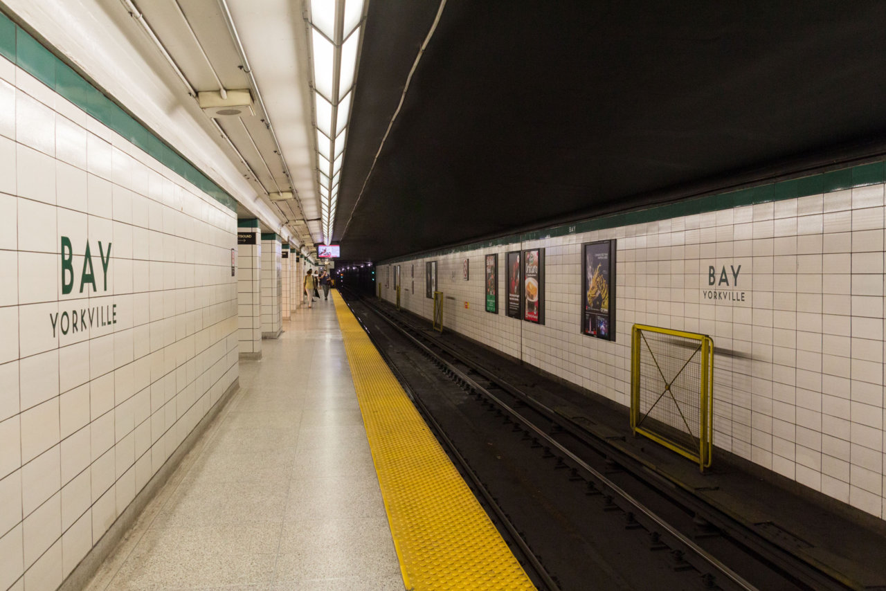 Bay_(TTC)_Eastbound_Platform.jpg