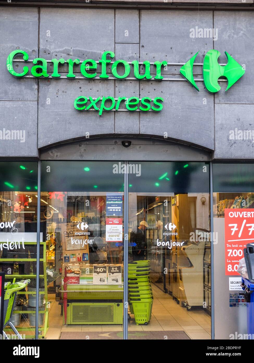 carrefour-express-entrance-shop-a-french-grocery-store-2BDPRYF.jpg