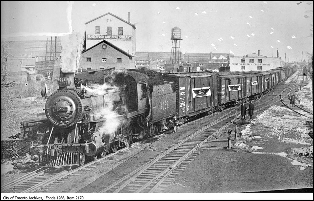 CPR train carrying load of Ford cars 1924.jpg