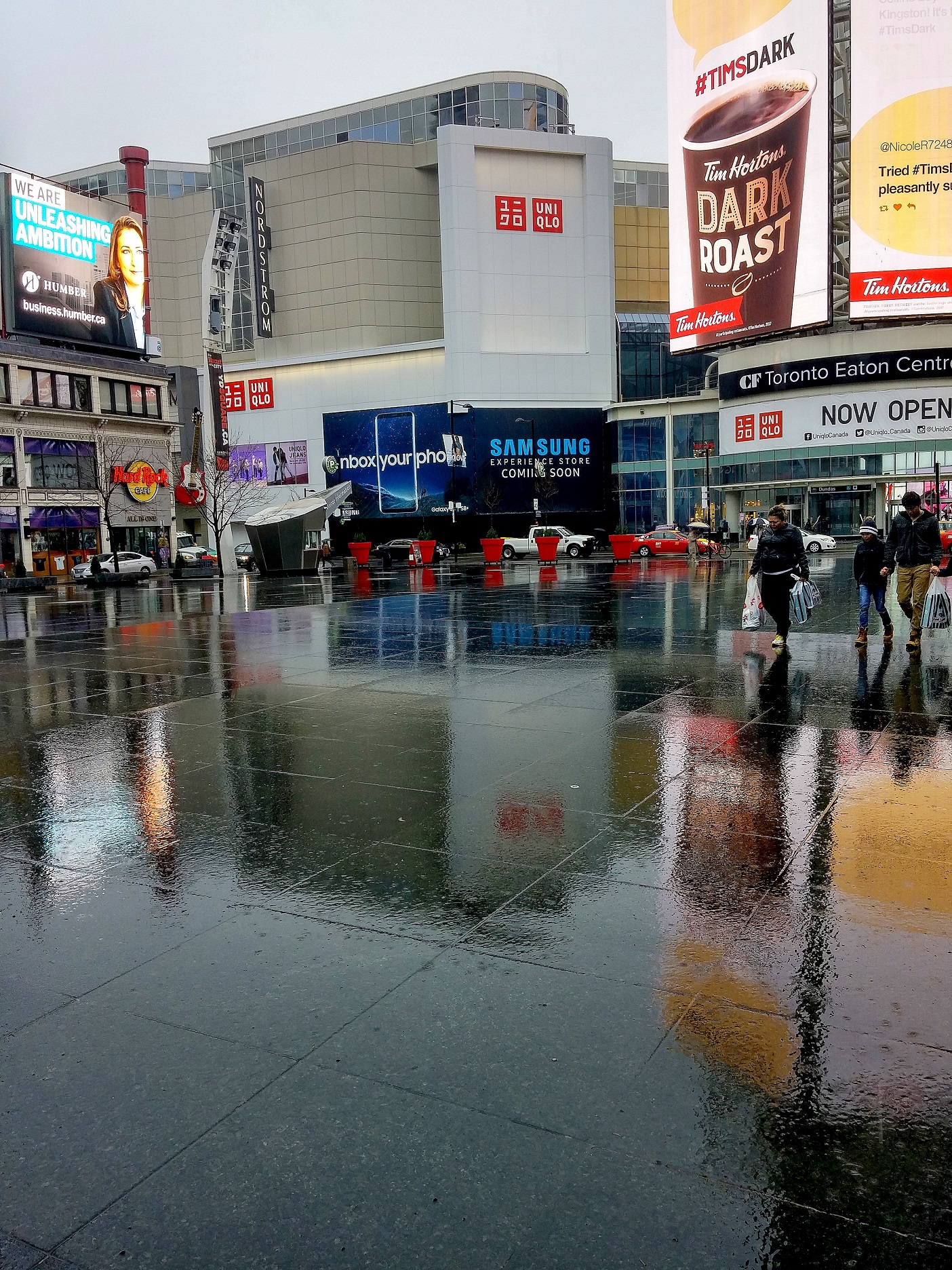 dundassqinrain.jpg