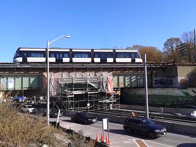 Eglinton LRV #6256 passing Sunnybrook Park stop.jpg