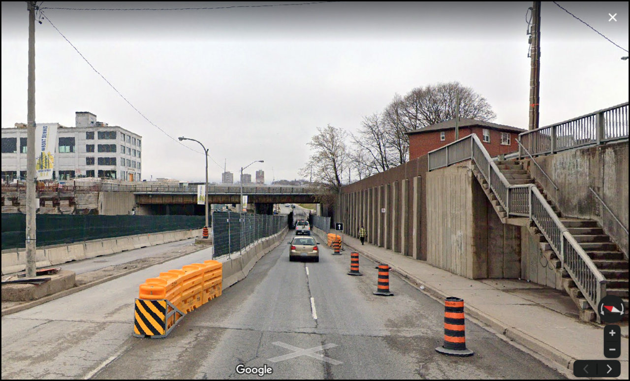 Eglinton W, at RR.jpg