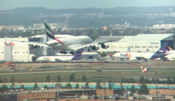 Emirates A380 runway 05.JPG
