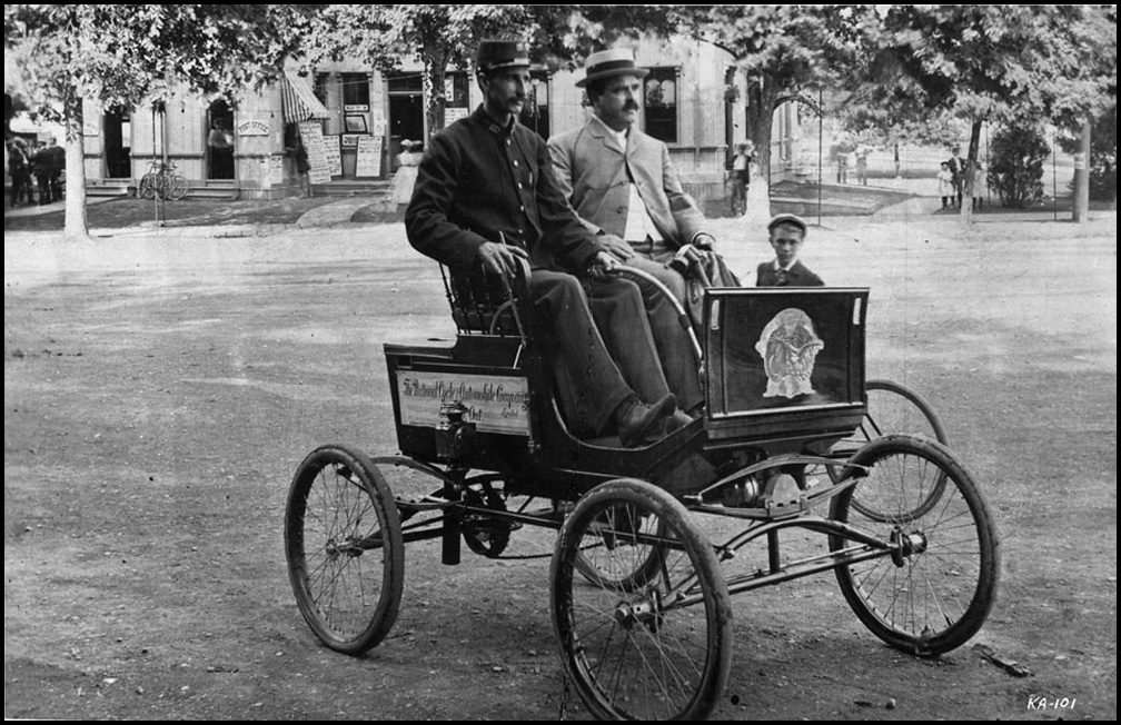 First auto used by Toronto Post Office 1910.jpg