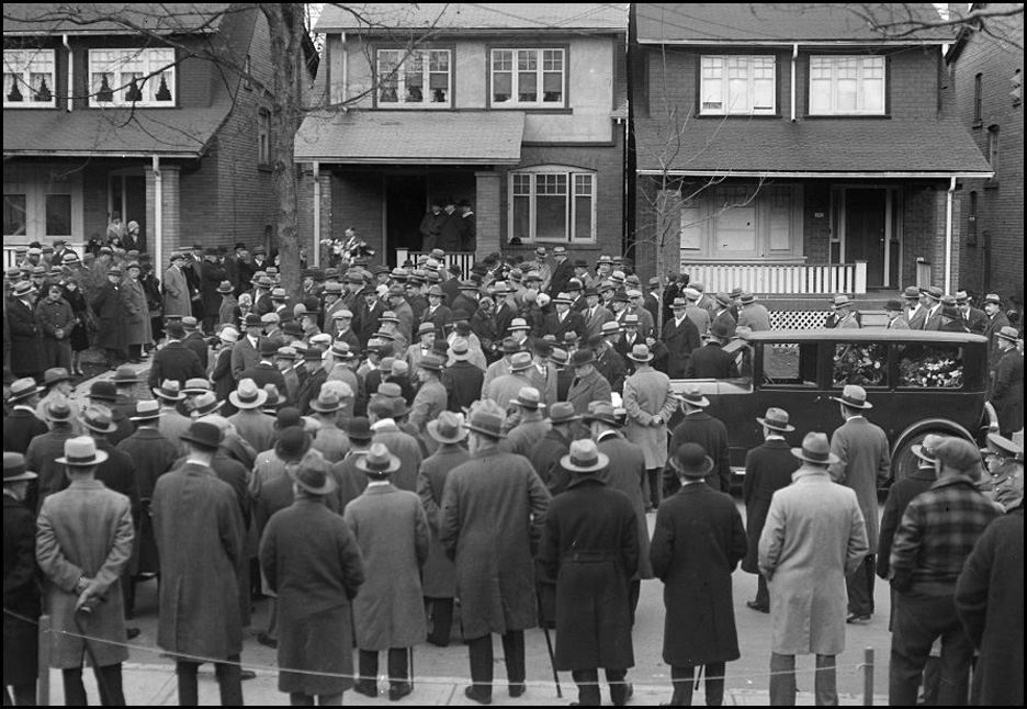 Frank E. Dunbar funeral, crowd at house, 293 Willard Ave. 1929 CTA.jpg