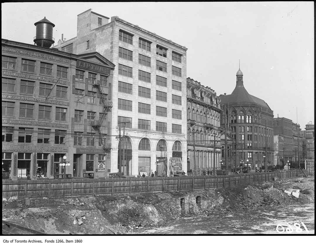 Front St. west of Yonge 1924.jpg
