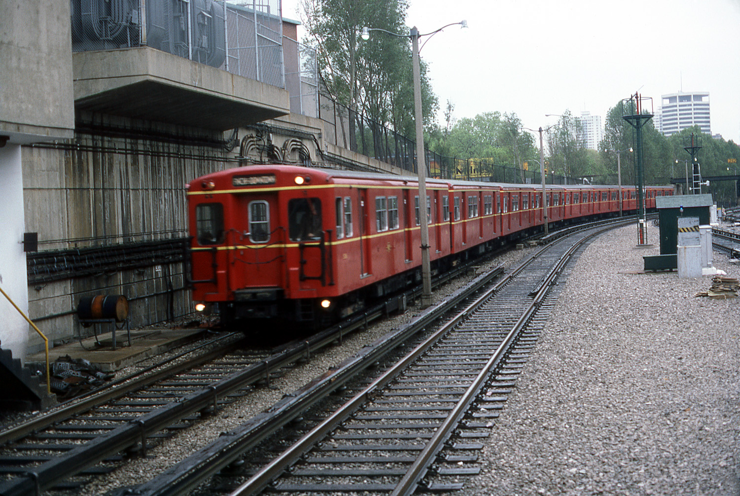 G-TRAIN 1984 06 00 NORTHBOUND APP DAVISVILLE STN UNKNOWN.jpg