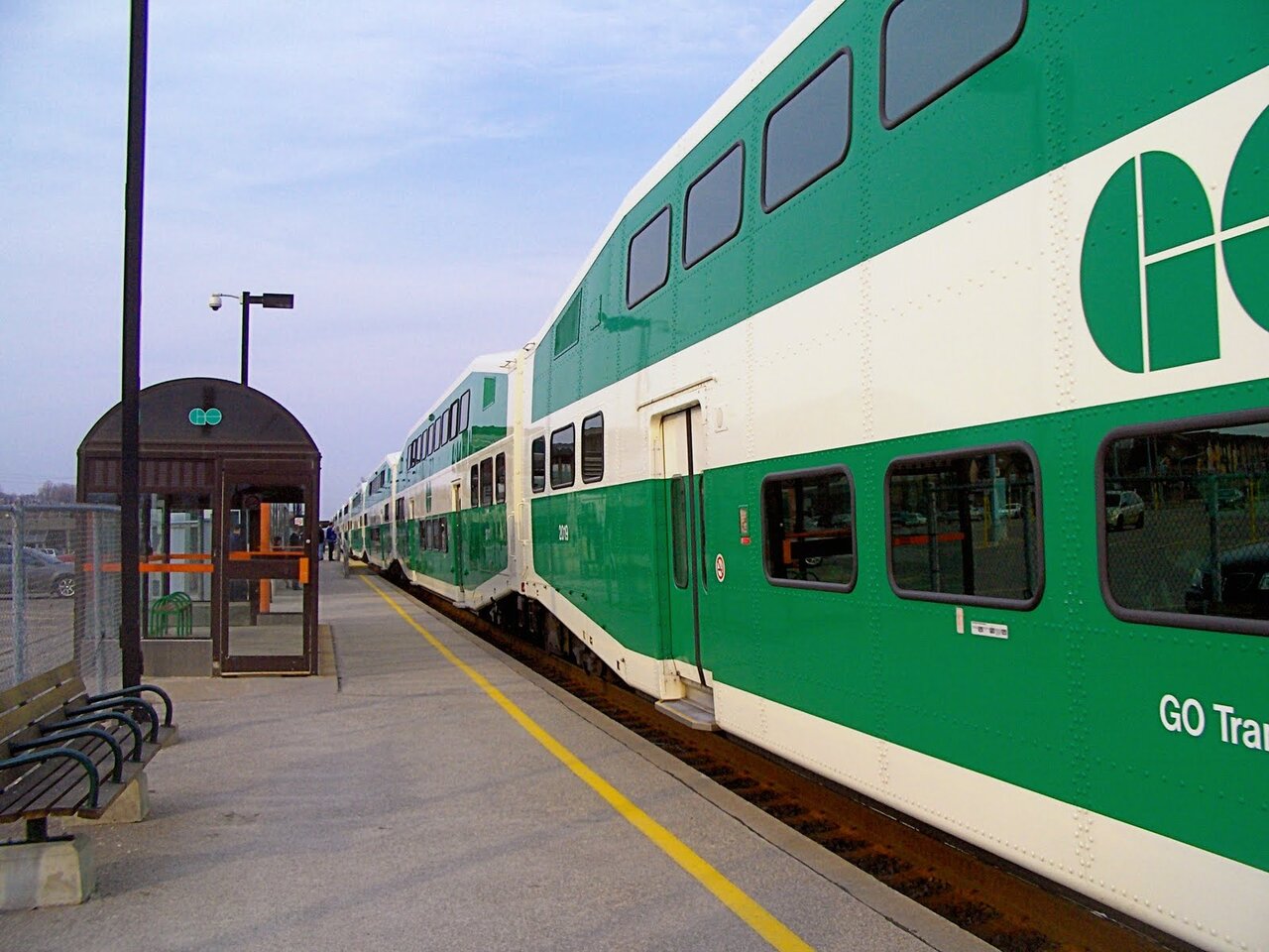 Go_train_at_Rouge_Hill.jpg