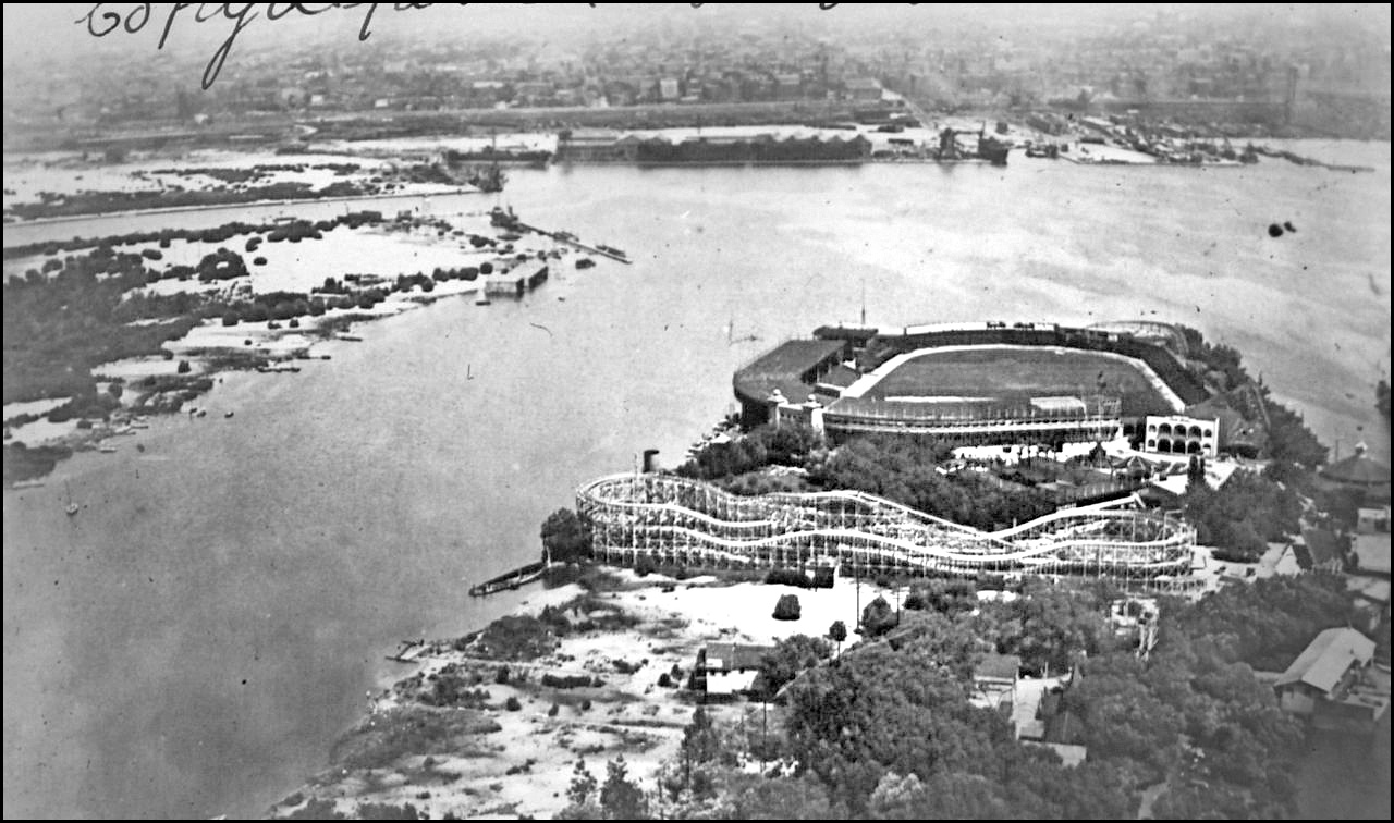 Hanlan's Point stadium and amusement park 1919 postcard.jpg