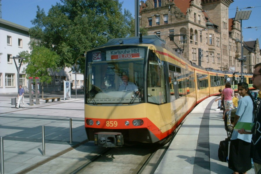 Heilbronn_Bahnhofsvorplatz_Stadtbahn01_2002-09-08.jpg