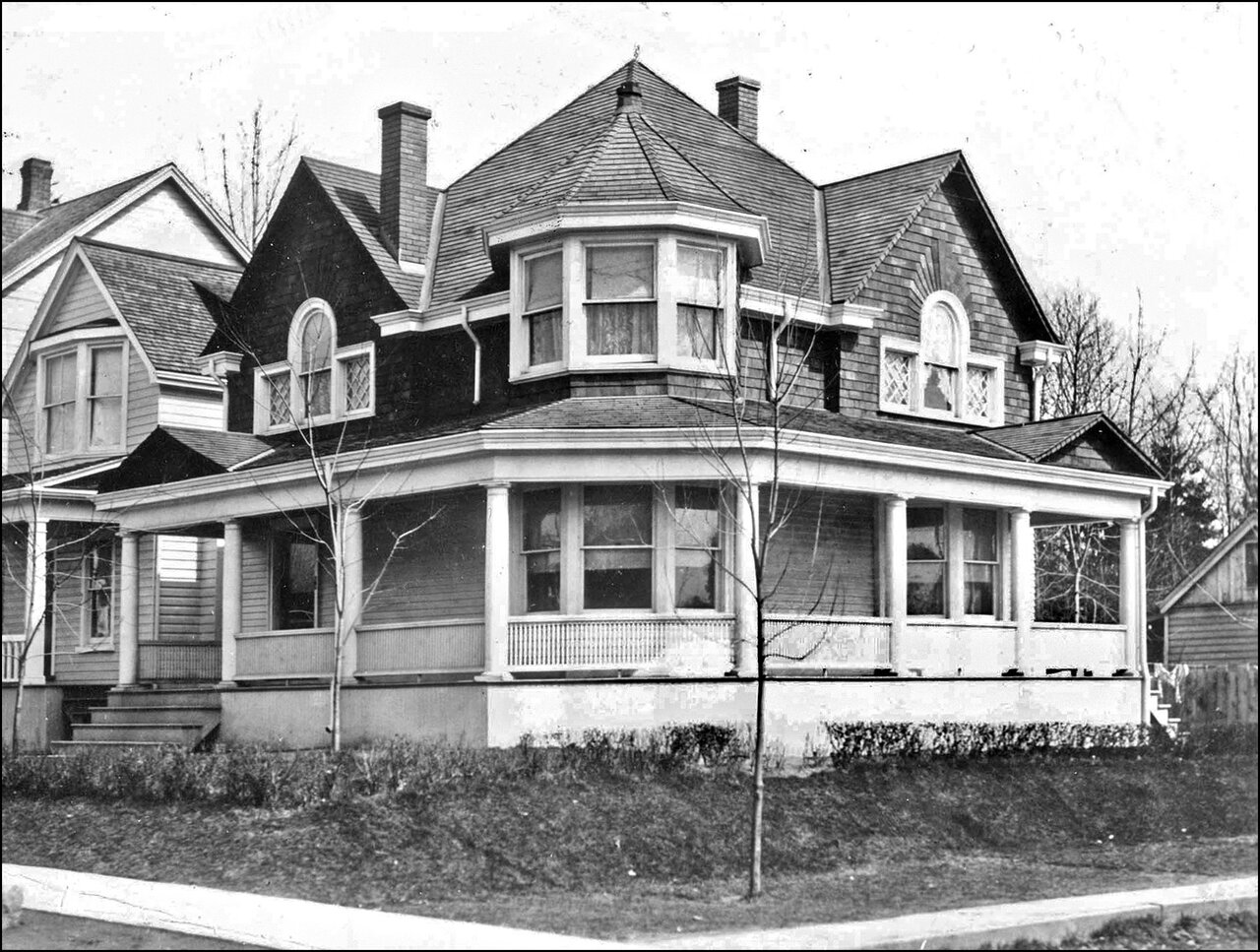 House, Queen St. E., S:E corner of Waverley Rd. 1903  TPL.jpg
