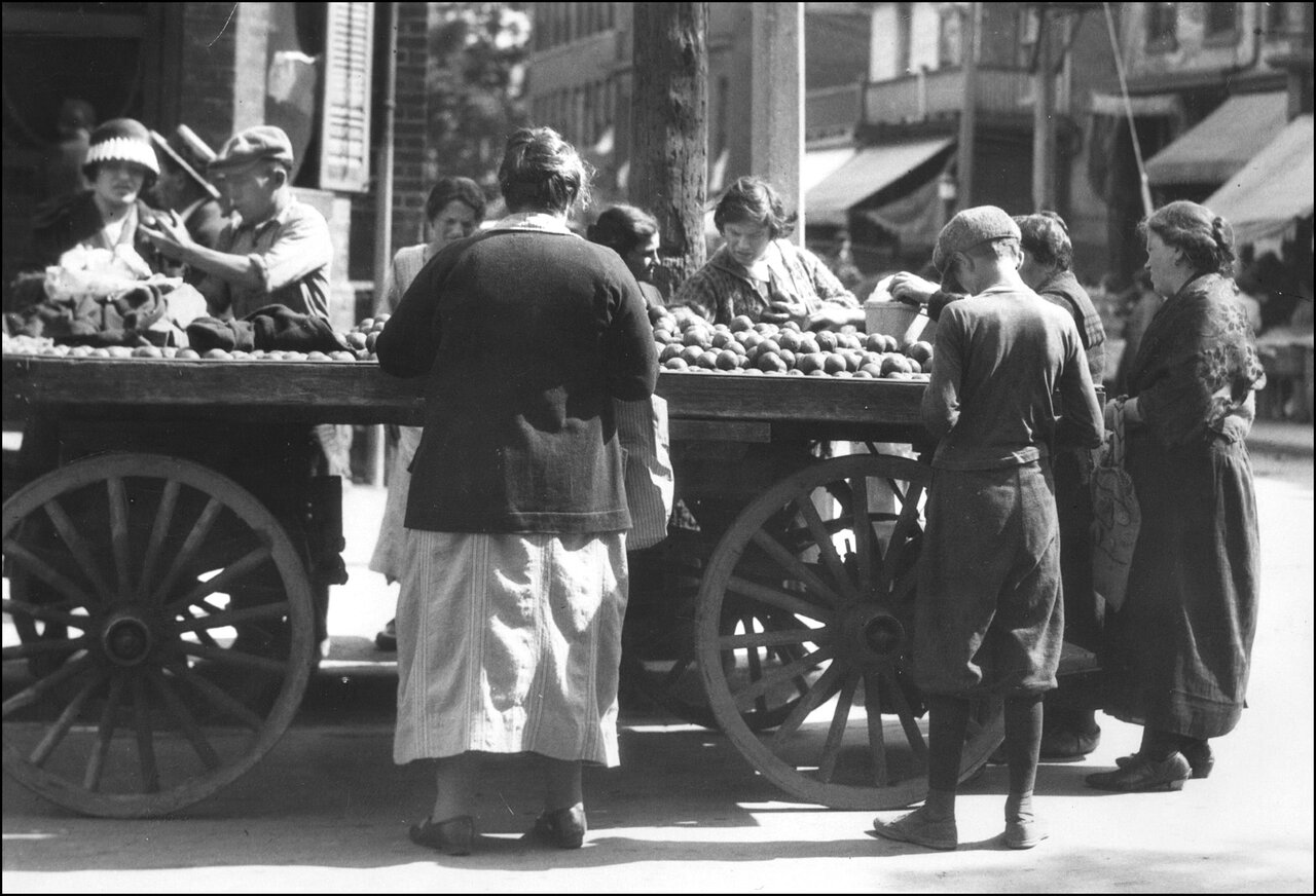 Kensington Market, Kensington Ave. 1924  TPL.jpg