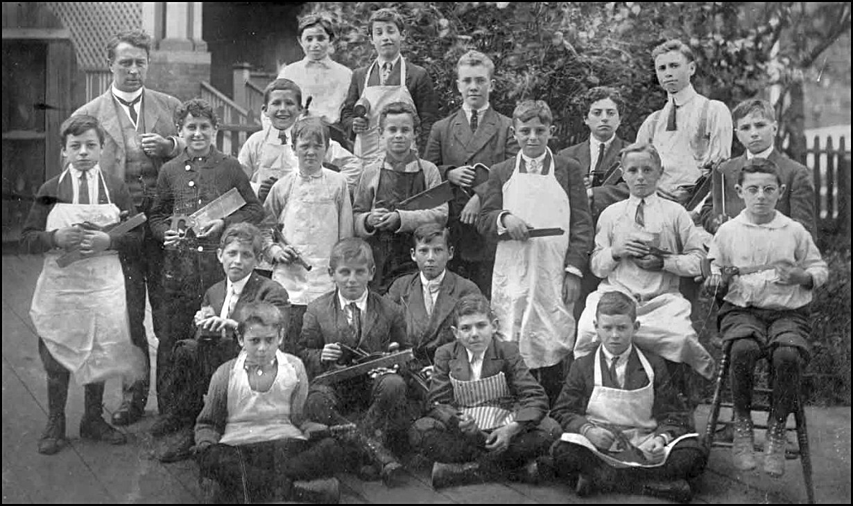 Lansdowne School manual training class 1915   Ont. Jewish Archives.jpg