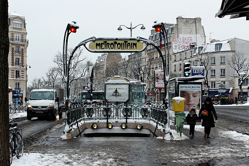 Métro_Père_Lachaise_sous_la_neige_01.jpg