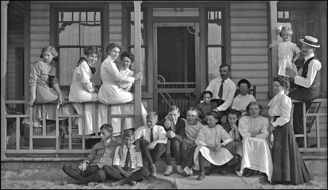 Murphy family & friends at Hanlan's Point c.1901 Archives of Ontario.jpg