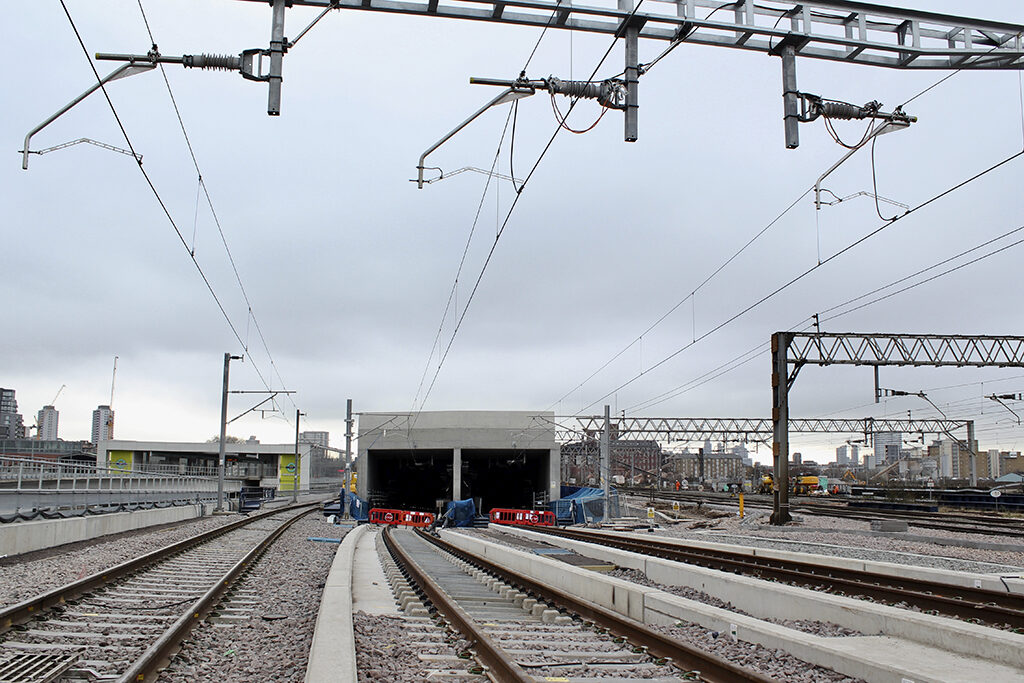 OHLE-installed-above-Elizabeth-line-tracks-heading-down-towards-Pudding-Mill-Lane-portal-1024x...jpg