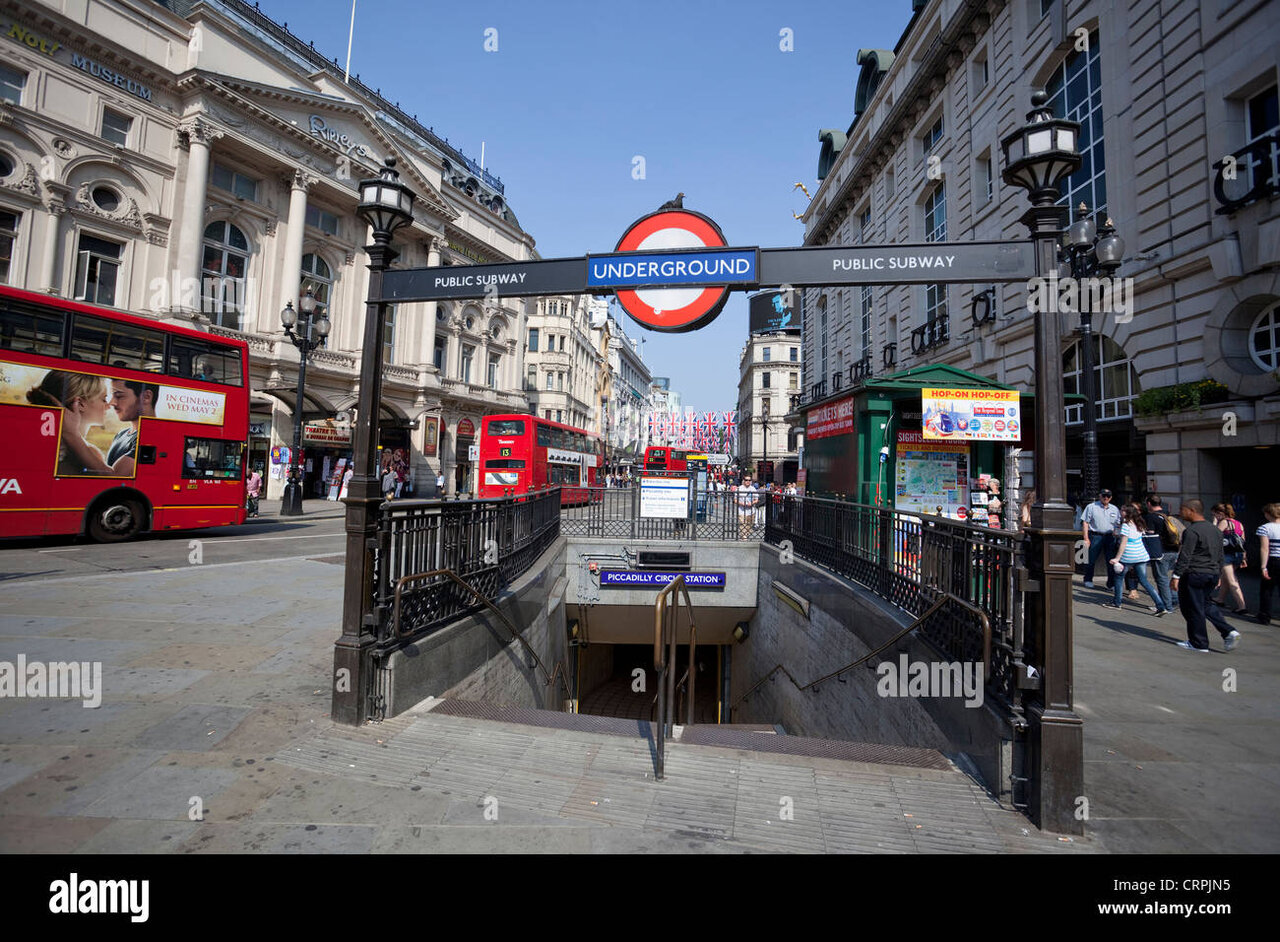 piccadilly-circus-tube-station-entrance-central-london-england-uk-CRPJN5.jpg