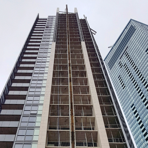 porcelian-tiling-reaching-toward-the-upper-floors-at-backstage.jpg