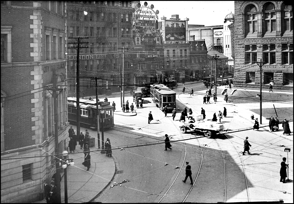 Queen at Bay St. 1923 LAC.jpg