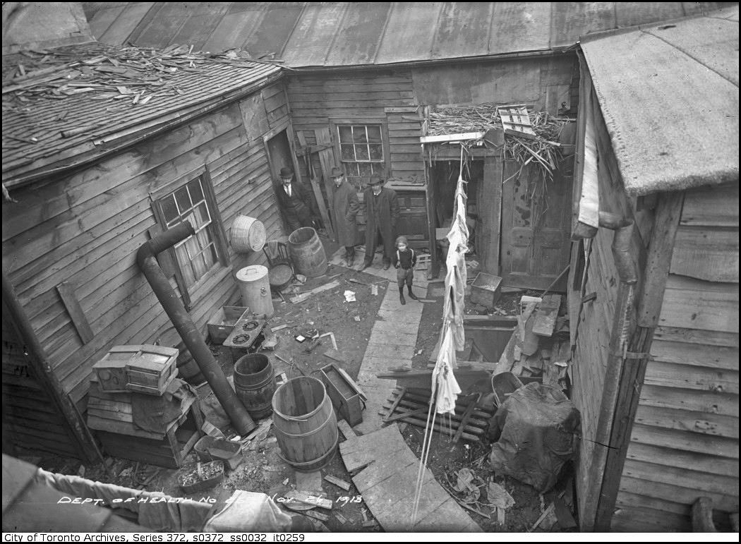 Slum courtyard. 142 Agnes Street, 1913 CTA.jpg