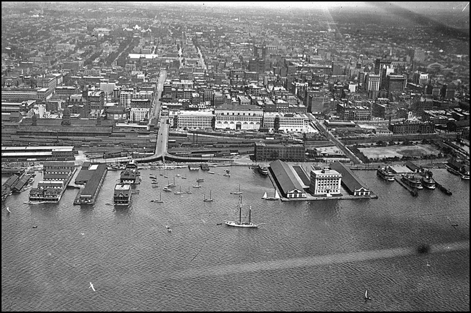 TN Toronto 1919 - Harbour Com Bldg at water's edge.jpg