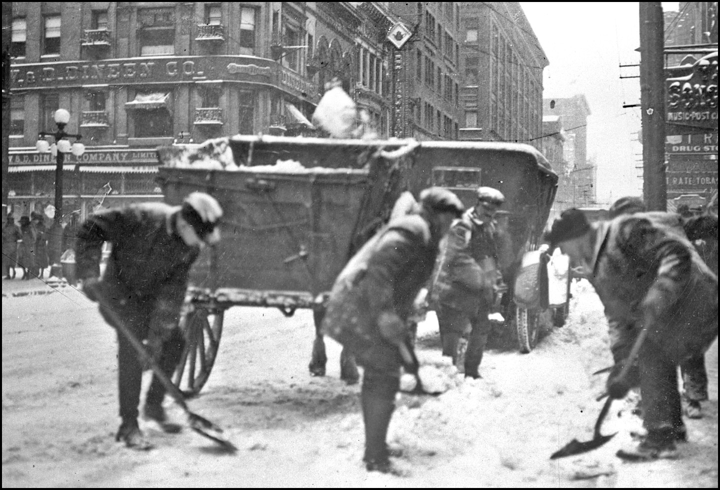 TN Yonge at Dineen Bldg. 1922 TPL.jpg