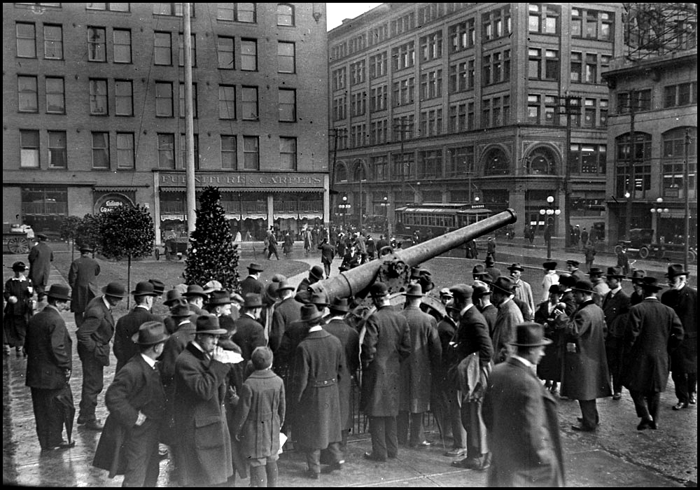 Toronto City Hall-cannon c.1914-1918 LAC.jpg
