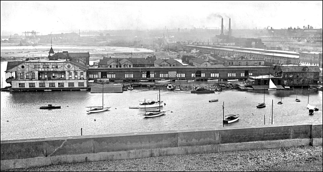 Toronto Harbour 1920 looking to the W from roof of Toronto Harbour Commission Bldg., showing A...jpg