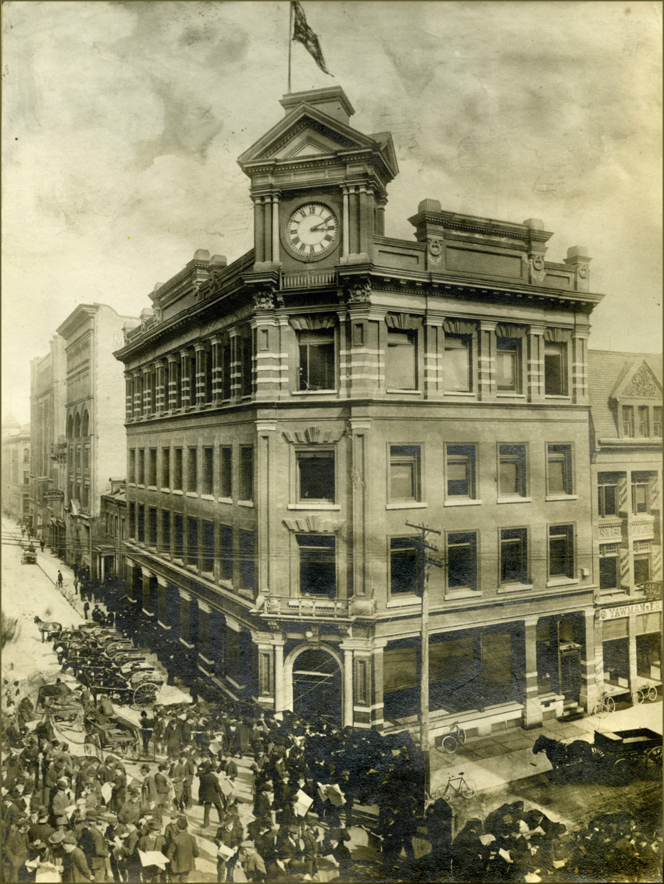 Toronto Telegram (newspaper) Building Bay at Melinda S-E corner c.1906.jpg