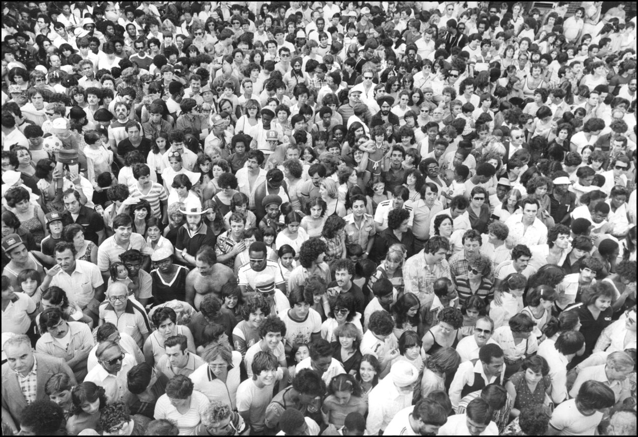 Waiting to return to the city from Centre Island 1980 photo from Toronto Public Library.jpg