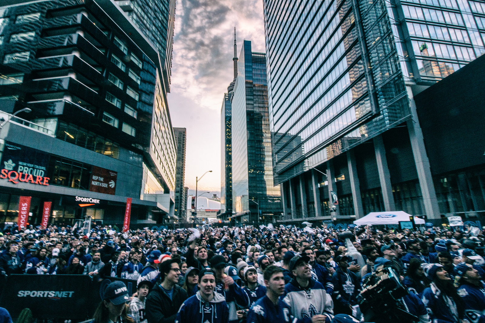 photo-of-the-day-maple-leaf-square-urbantoronto