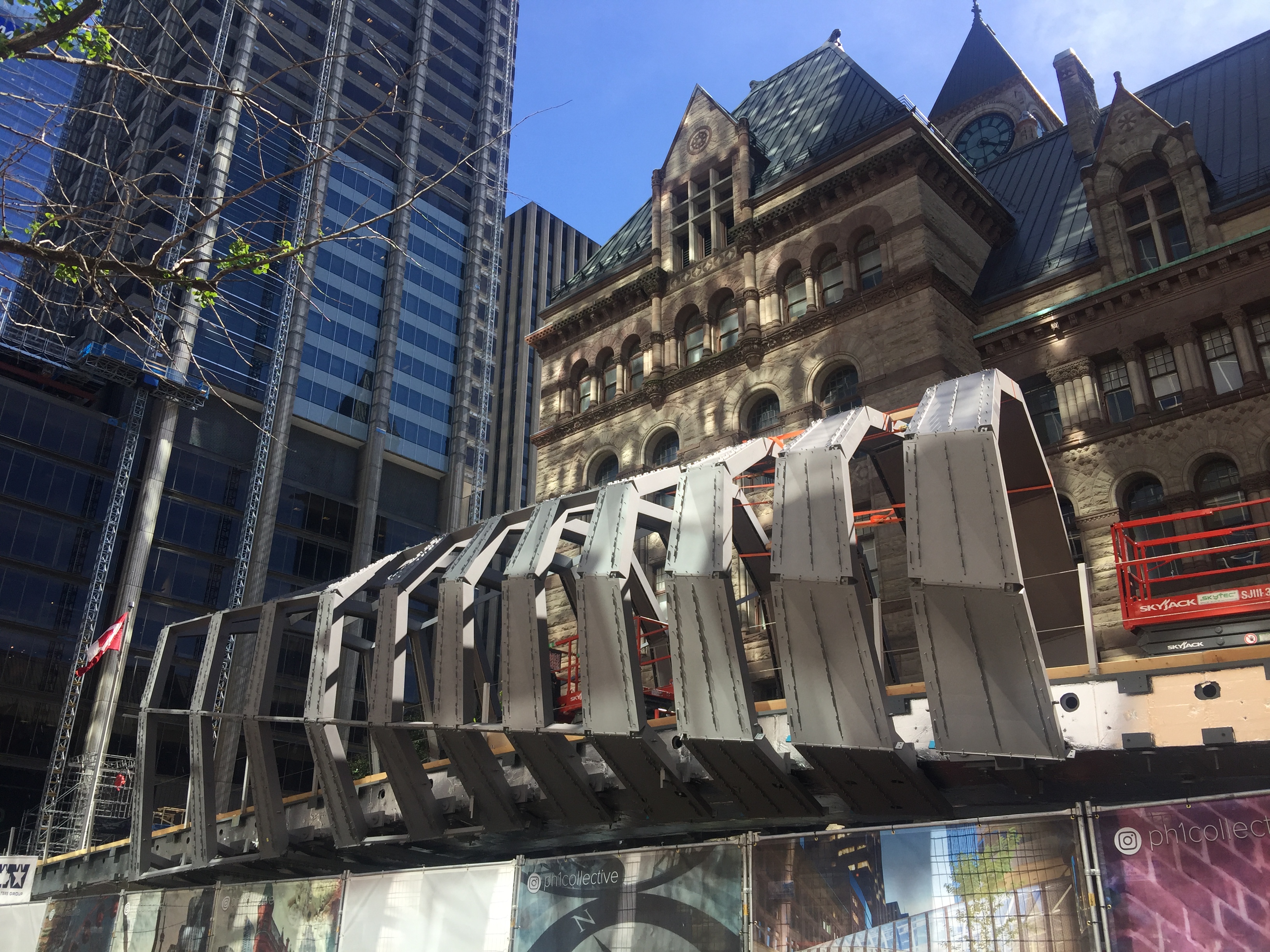 WilkinsonEyre and Zeidler's Eaton Centre Bridge installed in Toronto