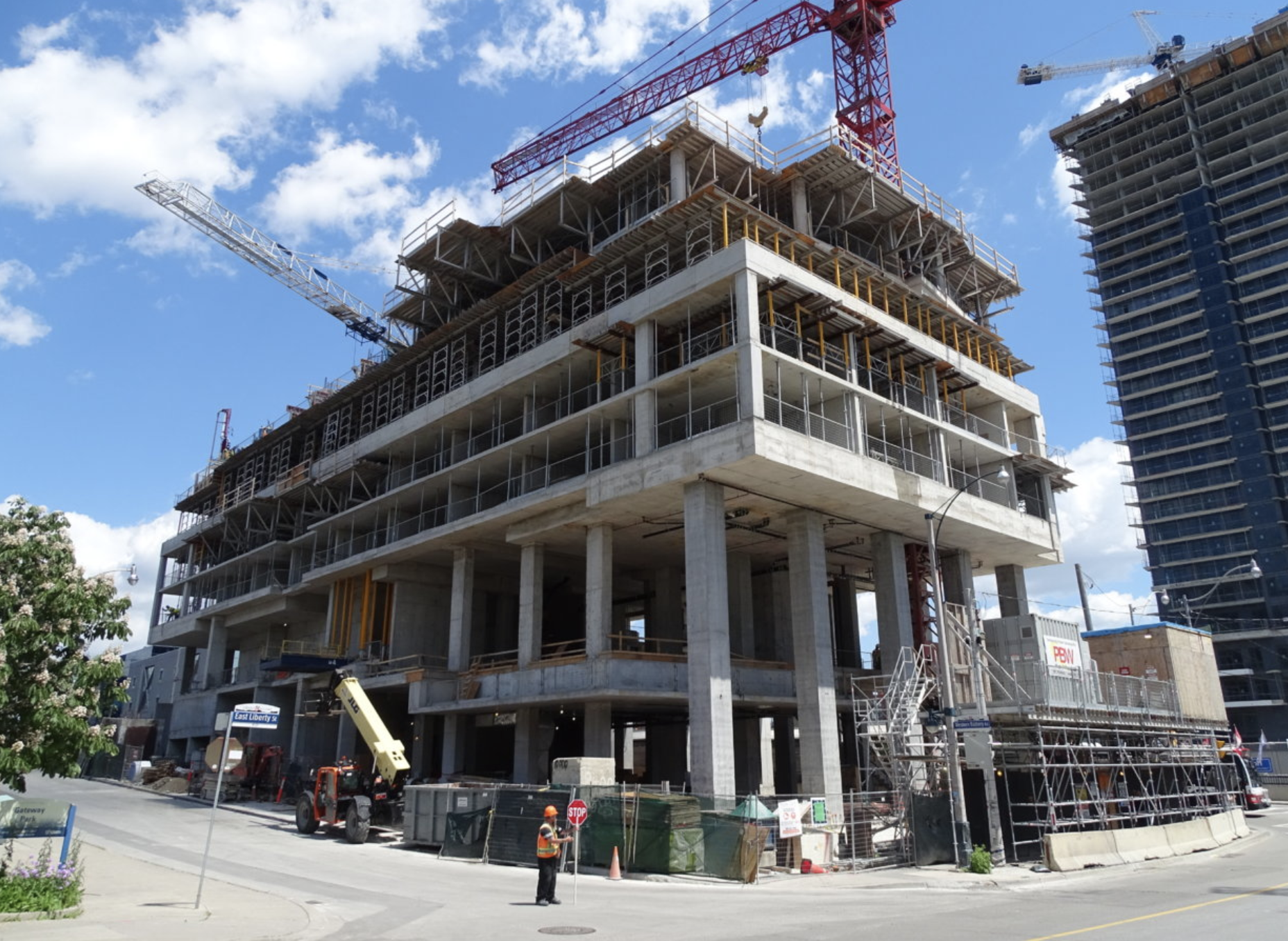 Construction Moving onto Tower Floors at ZEN King West | UrbanToronto