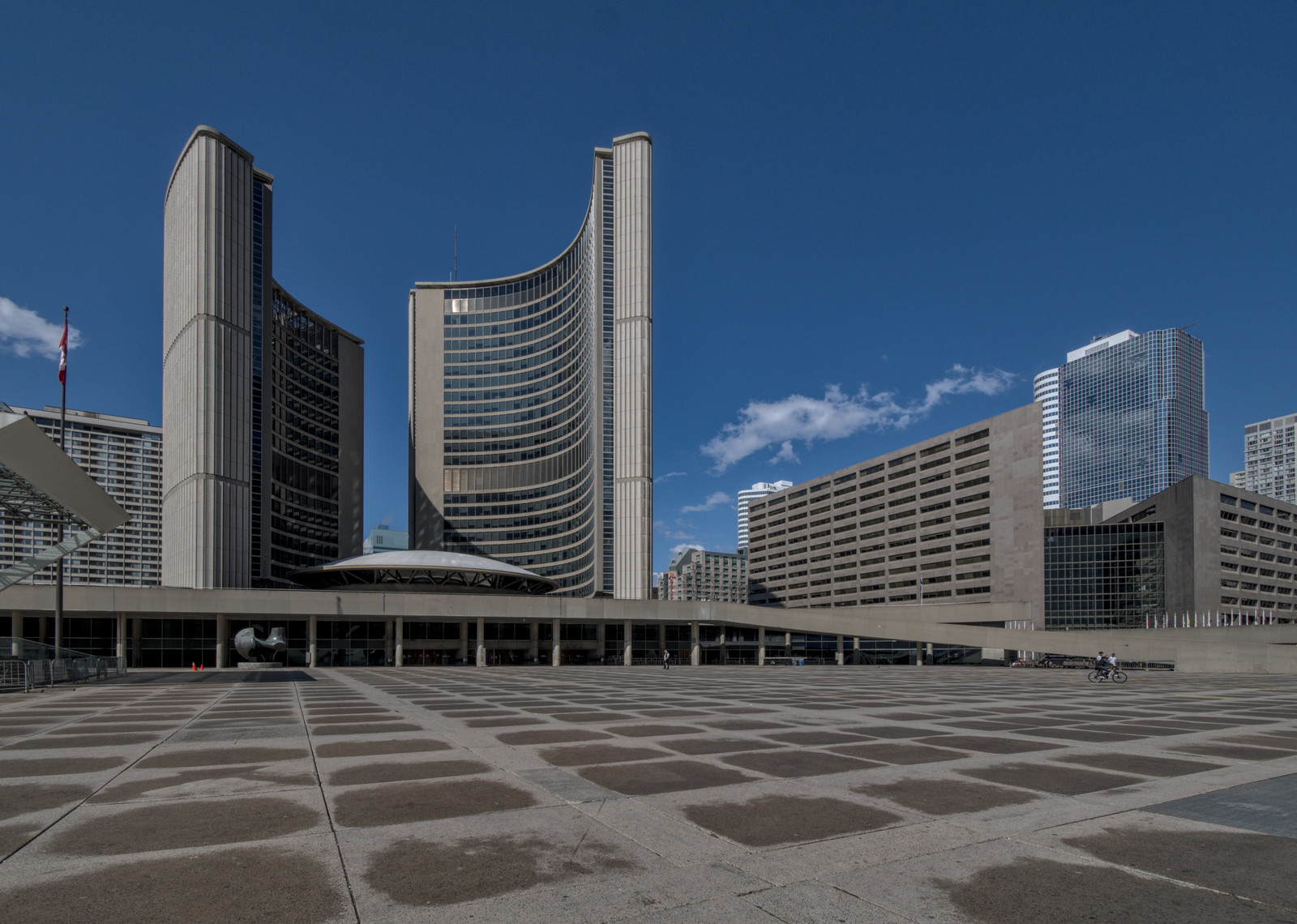 eerie-quiet-at-nathan-phillips-square-urbantoronto