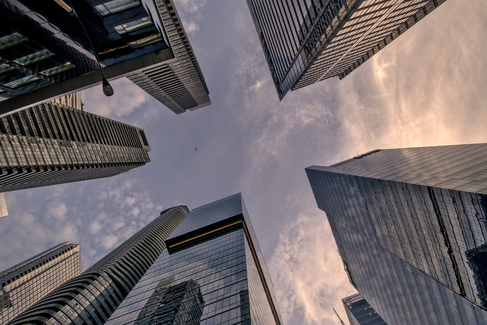 Фотографии снизу. Цифровой небоскреб. Здание открытость. Fall skyscraper в пустые. Skyscrapers up view.