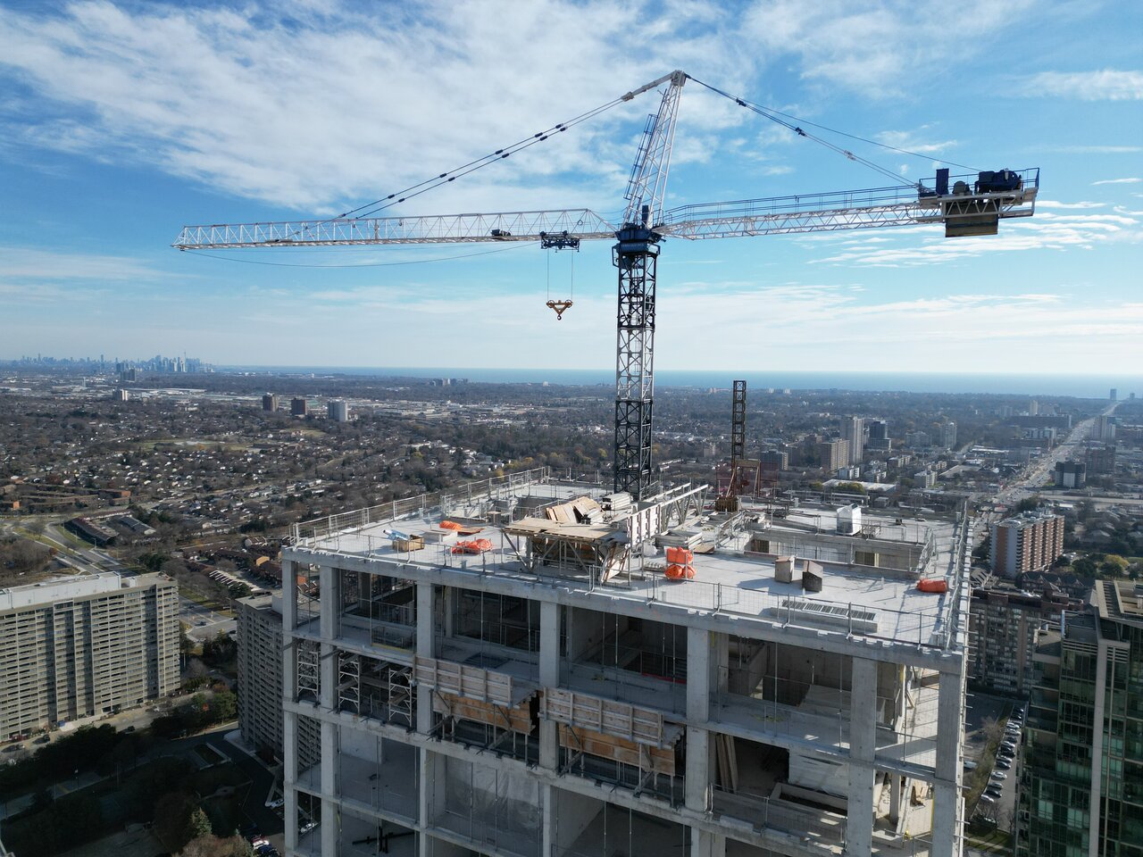 Edge 2 at Edge Towers Tops Off in Mississauga | UrbanToronto