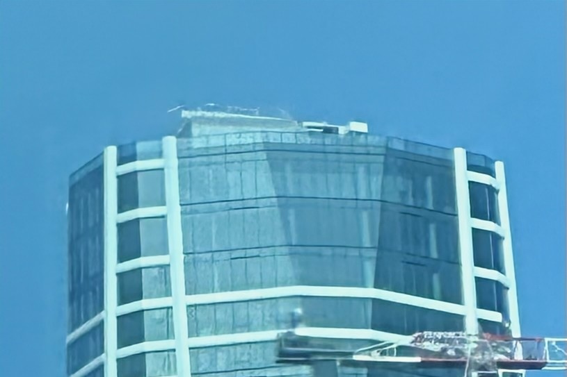 Crane Coming Down As Glass Parapet Ends Pinnacle SkyTower Cladding